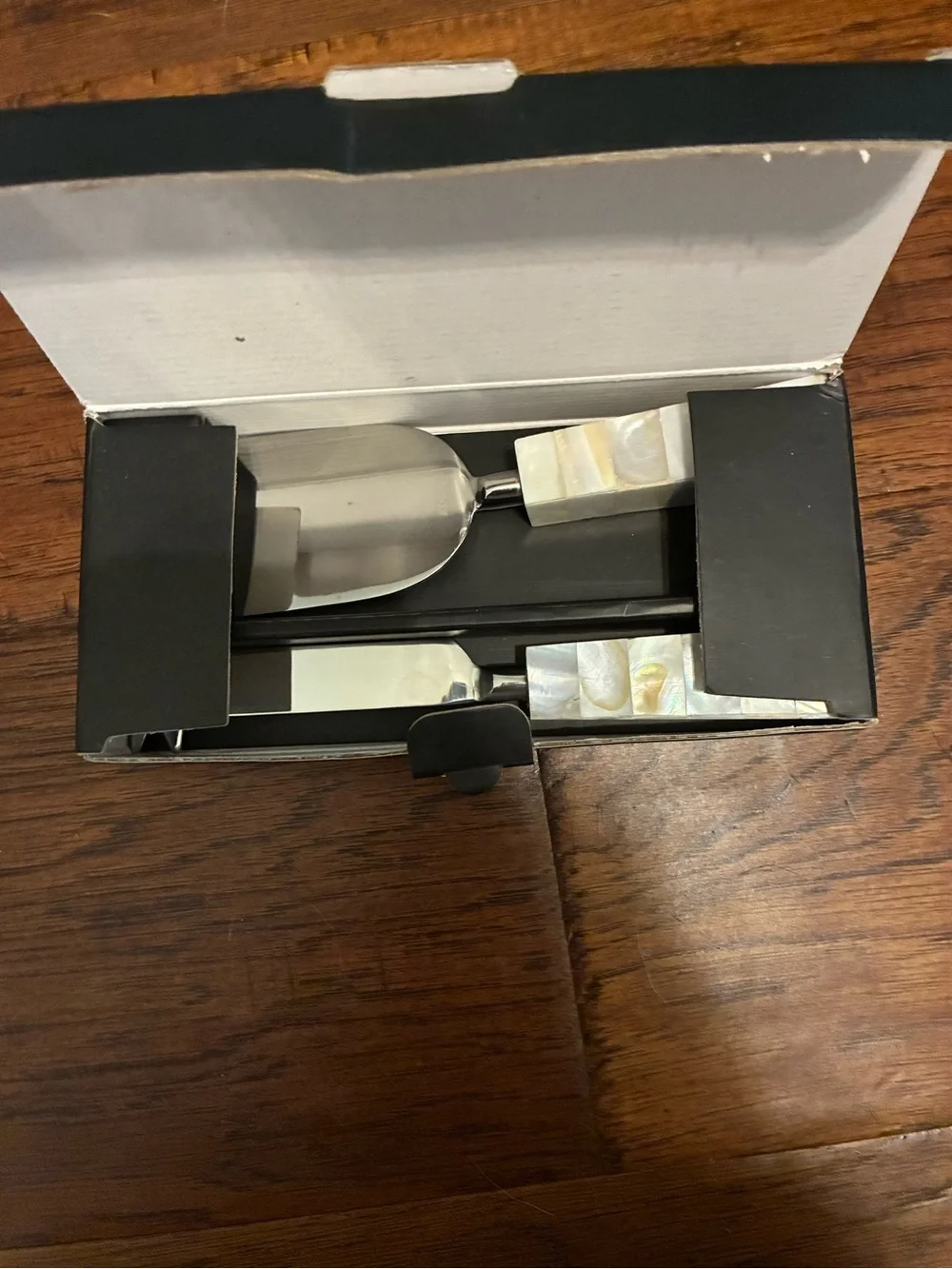 Anna Iridescent Mother-of-Pearl Cheese Knife Set - White & Cream